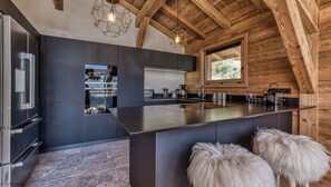 Réfrigérateur, four à micro-ondes, un four, surface de cuisson