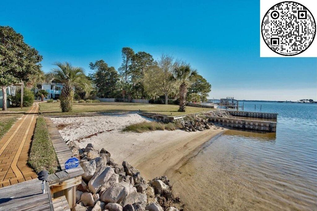 En la playa, camastros y toallas de playa 