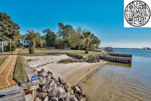 Accommodatie ligt op het strand, ligstoelen, strandlakens