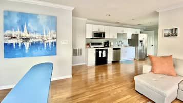 Smart TV, fireplace, books, stereo
