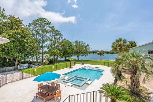 Amazing Waterfront Manor-Heated Pool/Spa-Private Beach-Boat Slips-Sleeps 35