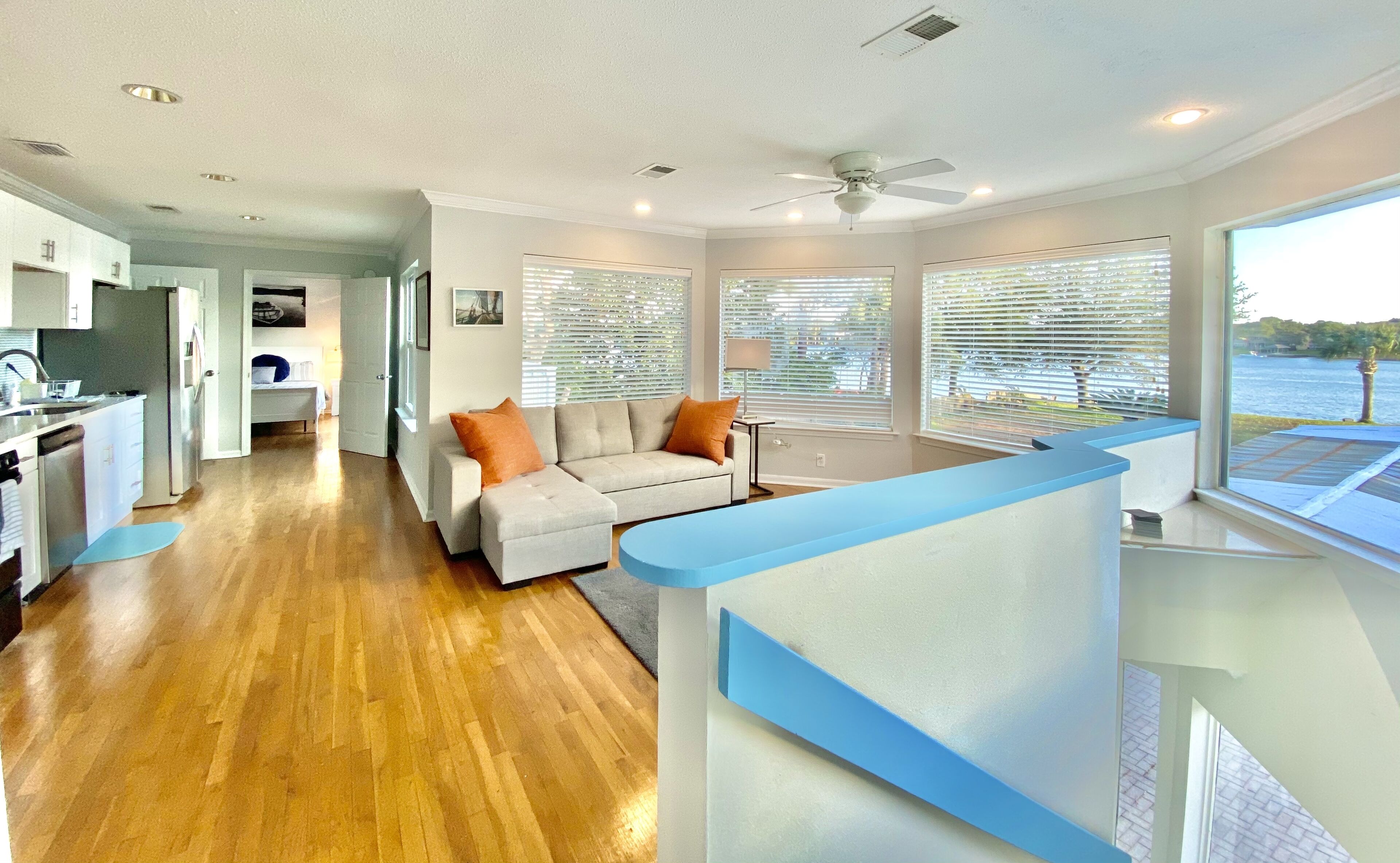 TV connectée, cheminée, livres, chaîne hi-fi