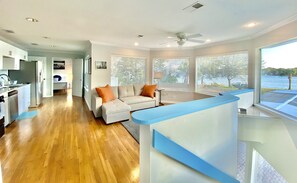 Smart-tv, een open haard, boeken en een stereo