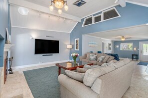 Smart TV, fireplace, books, stereo - Amazing Waterfront Manor-Heated Pool/Spa-Private Beach-Boat Slips-Sleeps 35 (Fort Walton Beach)