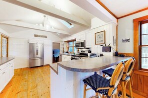 Fridge, microwave, oven, stovetop - STOWE HOLLOW FARMHOUSE 5 BEDROOM / FIREPLACE minutes to Stowe village & mountain (Stowe)