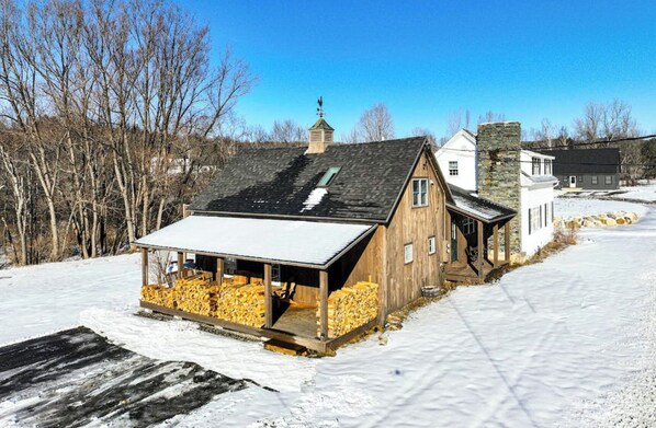 Exterior - STOWE HOLLOW FARMHOUSE 5 BEDROOM / FIREPLACE minutes to Stowe village & mountain (Stowe)