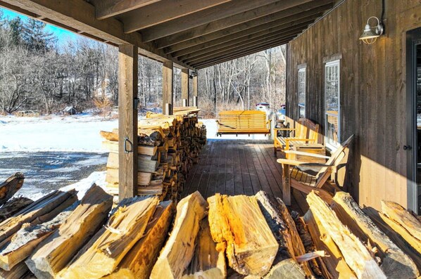 Terrace/patio - STOWE HOLLOW FARMHOUSE 5 BEDROOM / FIREPLACE minutes to Stowe village & mountain (Stowe)