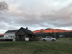 Exterior - STOWE HOLLOW FARMHOUSE 5 BEDROOM / FIREPLACE minutes to Stowe village & mountain (Stowe)