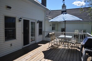 Outdoor dining - STOWE HOLLOW FARMHOUSE 5 BEDROOM / FIREPLACE minutes to Stowe village & mountain (Stowe)