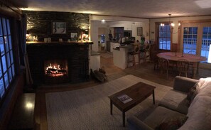 TV, fireplace, video games, DVD player - STOWE HOLLOW FARMHOUSE 5 BEDROOM / FIREPLACE minutes to Stowe village & mountain (Stowe)