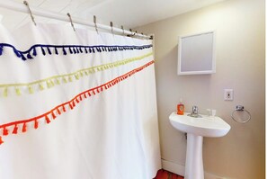Combined shower/tub, hair dryer, towels