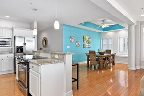 Frigorifero, microonde, piano cottura, lavastoviglie