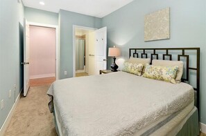 5 Schlafzimmer, Bügeleisen/Bügelbrett