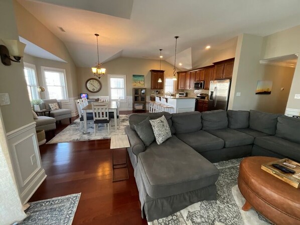 Älytelevisio, takka, videopelejä, pöytäjalkapallopöytä