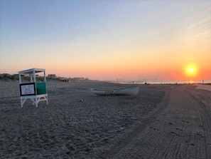 Playa en los alrededores y camastros