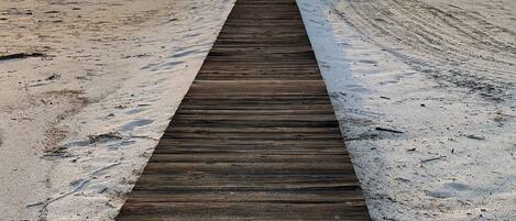 Na praia, espreguiçadeiras, toalhas de praia