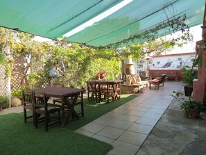 Outdoor dining - Hotel Malarrimo by Rotamundos (Guerrero Negro)