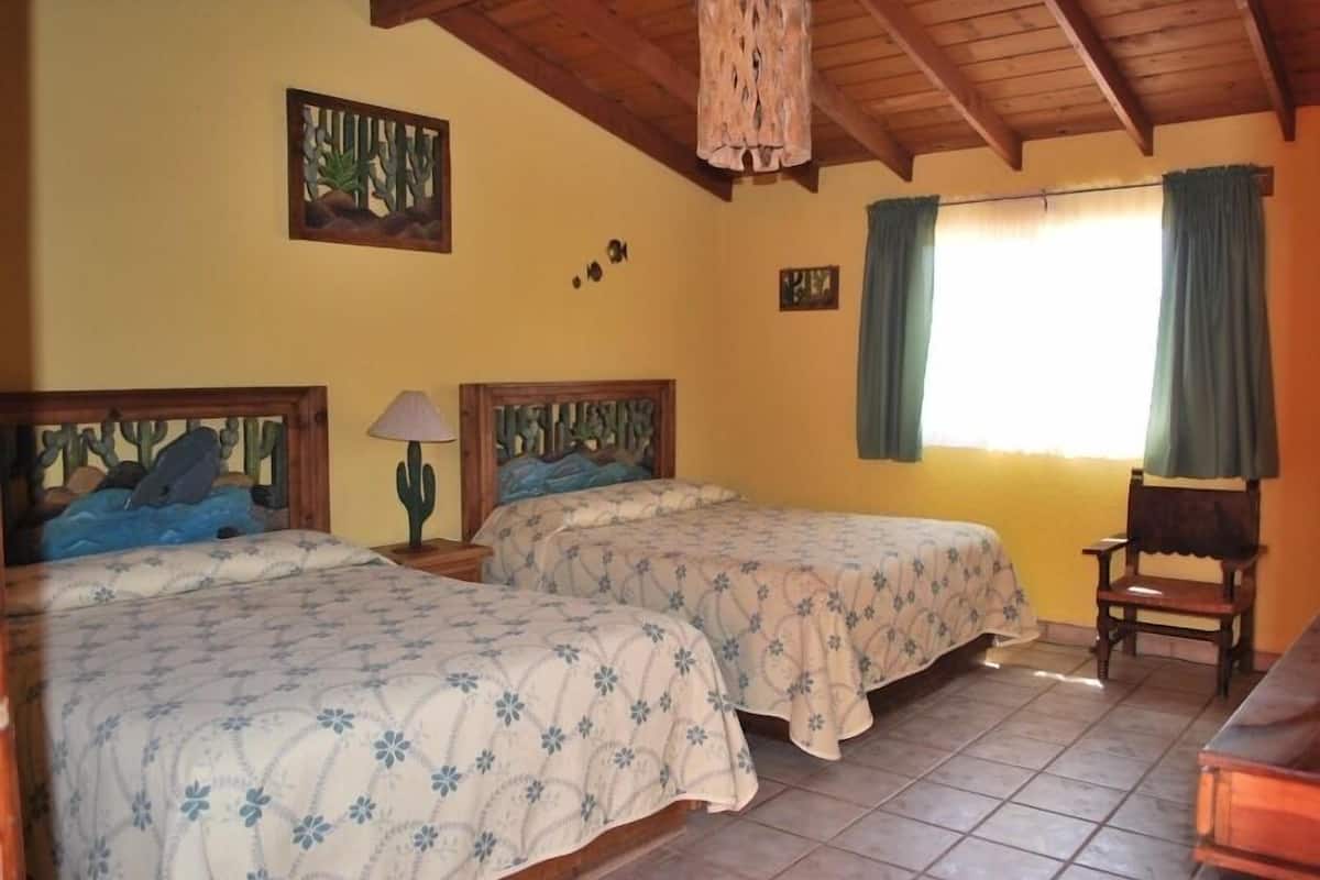 Habitación cuádruple básica | Wifi gratis y ropa de cama