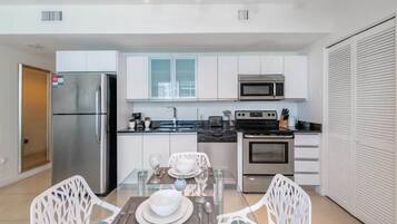 Een koelkast, een magnetron, een oven, een kookplaat