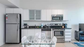 Geladeira, micro-ondas, fogão, cooktop