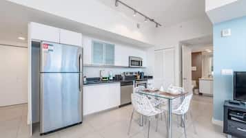 Een koelkast, een magnetron, een oven, een kookplaat