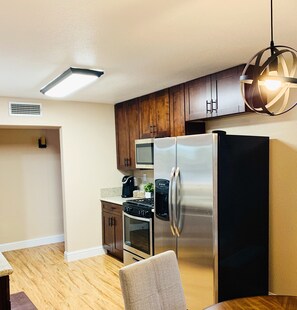 Jääkaappi, mikroaaltouuni, uuni, liesi