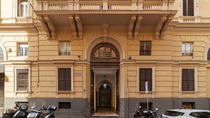 A building with a symmetrical facade, large windows, and a central entrance with an archway. - GuestHost - Cozy and elegant 60 sqm apartment, perfect for 6 people, located on the first floor (NO lift) of a renovated period building in the heart of the historic center of Rome (NO traffic-limited area). The property is located just a few minutes fro (Roma)