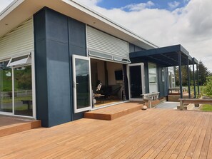 Exterior - Modern home with mountain views,  spa pool & space galore! (Ohakune)
