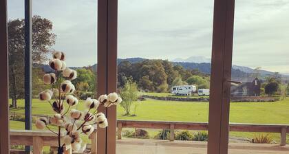 Modern home with mountain views, spa pool & space galore!