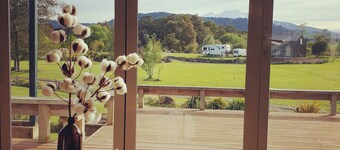 Modern home with mountain views, spa pool & space galore!