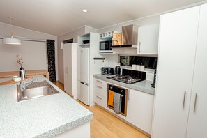 Fridge, microwave, oven, stovetop - Modern home with mountain views,  spa pool & space galore! (Ohakune)
