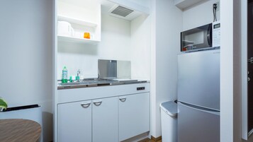 Frigorífico grande, microondas, horno y placa de cocina