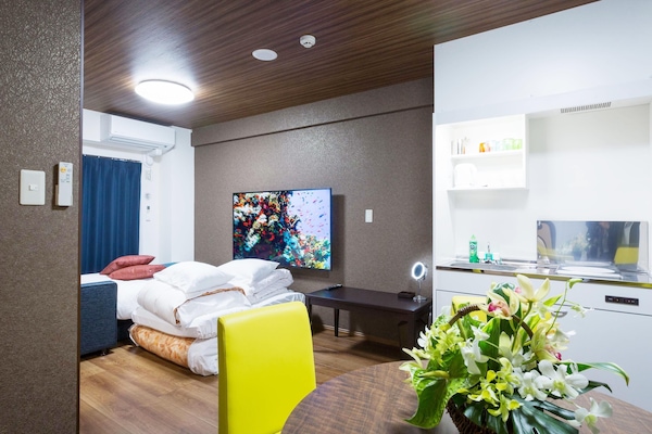 1 habitación, escritorio, cortinas blackout y sistema de insonorización