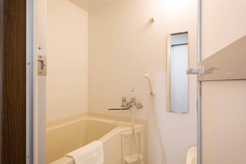 Combined shower/bathtub, free toiletries, hair dryer, slippers