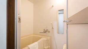 Ducha y bañera combinadas y artículos de higiene personal gratuitos