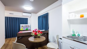 Schreibtisch, Verdunkelungsvorhänge, schallisolierte Zimmer