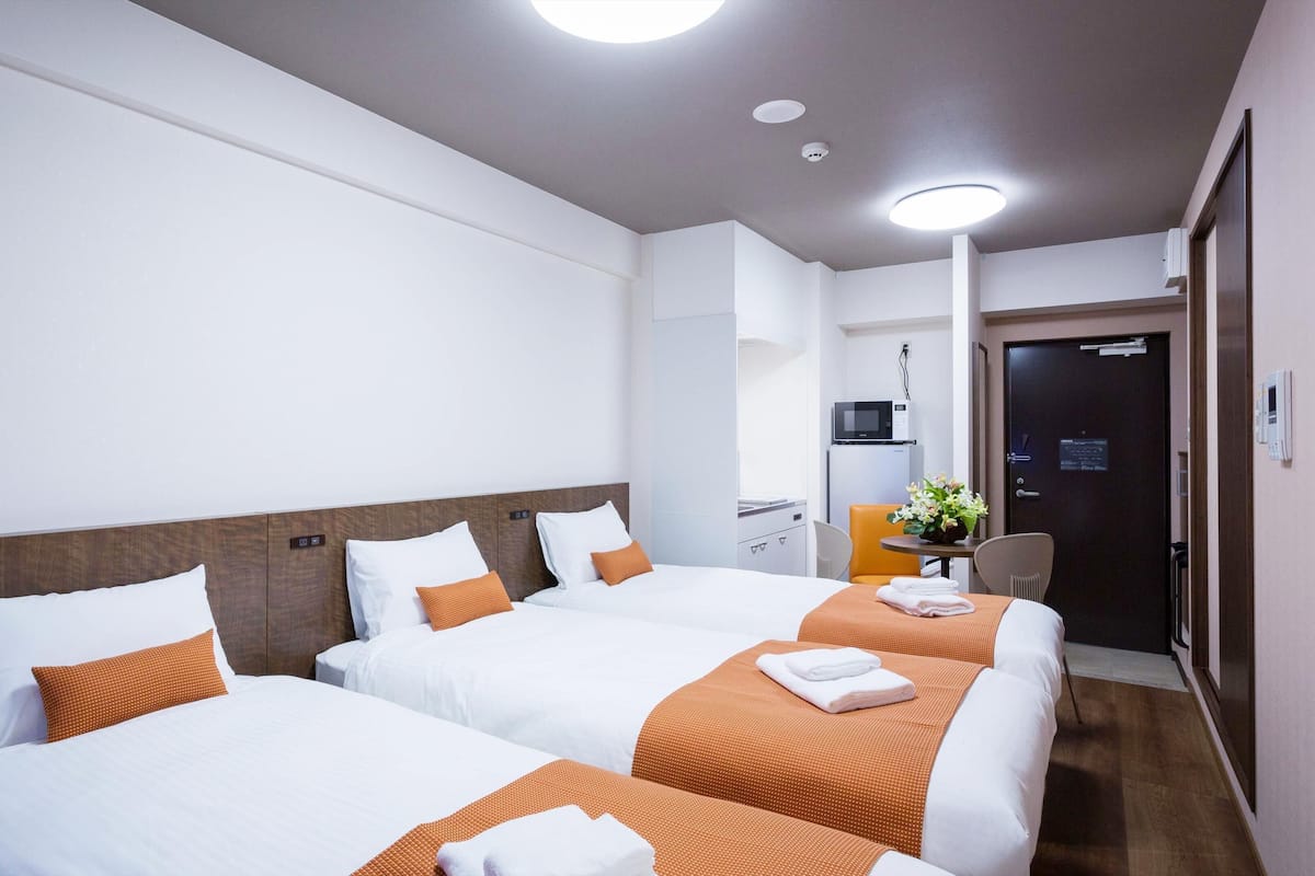 1 bedroom, desk, blackout curtains, soundproofing