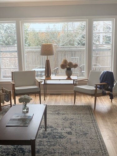 Charming garden cottage downtown Ellison Bay walking distance to lake and shops