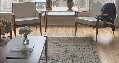 Charming garden cottage downtown Ellison Bay walking distance to lake and shops