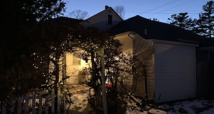 Charming garden cottage downtown Ellison Bay walking distance to lake and shops