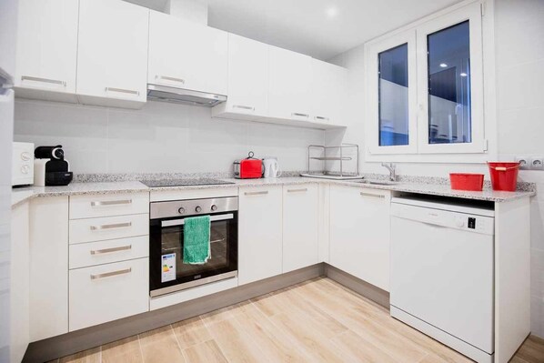 Frigorífico, microondas, horno y placa de cocina