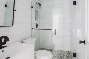Secador de cabelo, toalhas de banho