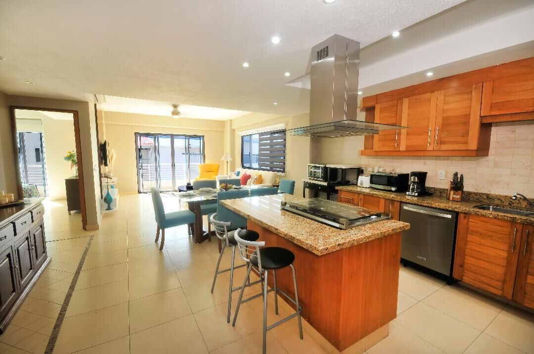 Réfrigérateur, four à micro-ondes, un four, surface de cuisson