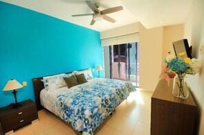 3 bedrooms, in-room safe, free WiFi, bed sheets - Close to Centro/Malecon, with Ocean & Mountain Views/Pools/Fitness Center/Garage (Puerto Vallarta)