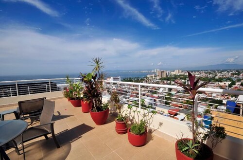 Close to Centro/Malecon, with Ocean & Mountain Views/Pools/Fitness Center/Garage