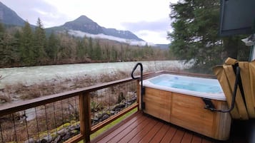 Tina de hidromasaje al aire libre