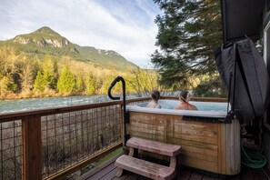 Outdoor spa tub
