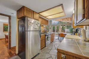 Geladeira, micro-ondas, fogão, cooktop