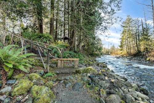 Wallace River Retreat: Magical wooded acreage