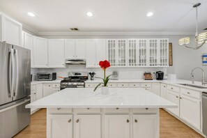 Fridge, microwave, oven, stovetop - City Center, River North Condo HUGE 3BR, Patio, Parking(2x) (Chicago)